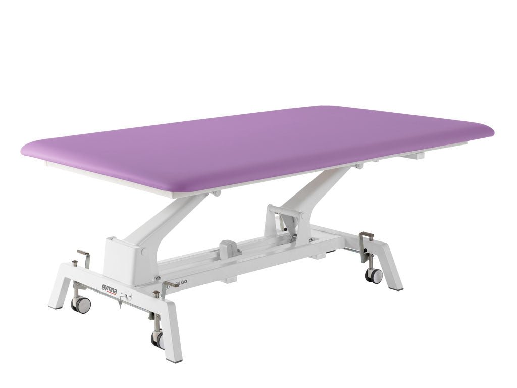 Weiße Gymna Bobath-Liege 1 mit breiter Liegefläche für die neurologische Vojta Therapie, elektrisch höhenverstellbar.