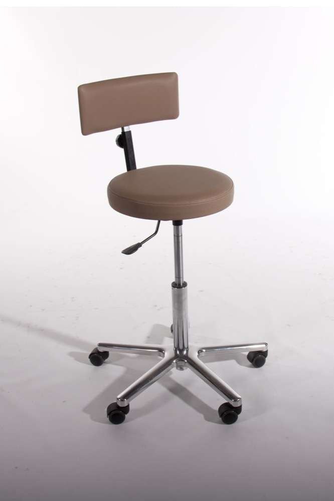 Ergonomischer Rollhocker mit Rückenlehne und verchromtem Fußkreuz, höhenverstellbarer Arbeitshocker für die Physiotherapie-Praxis.